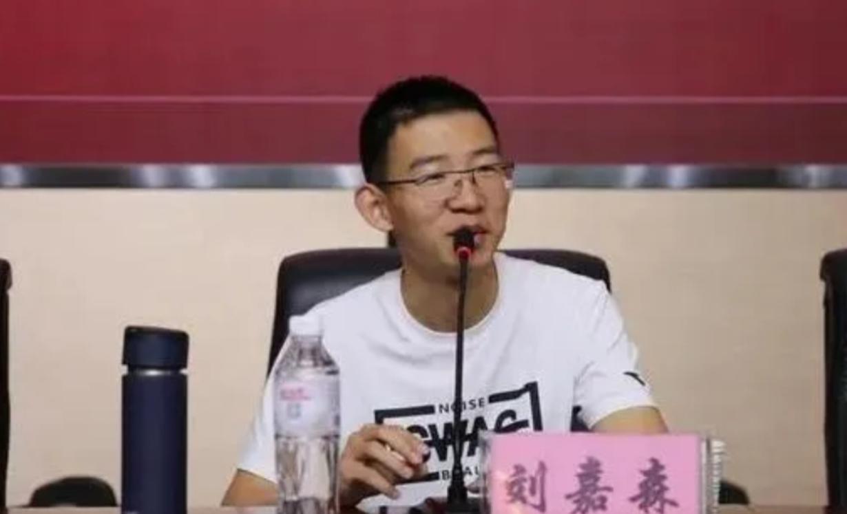 2015年，河北衡水中学文科状元刘嘉森以673分考入北大时，对着镜头抛出一句扎心