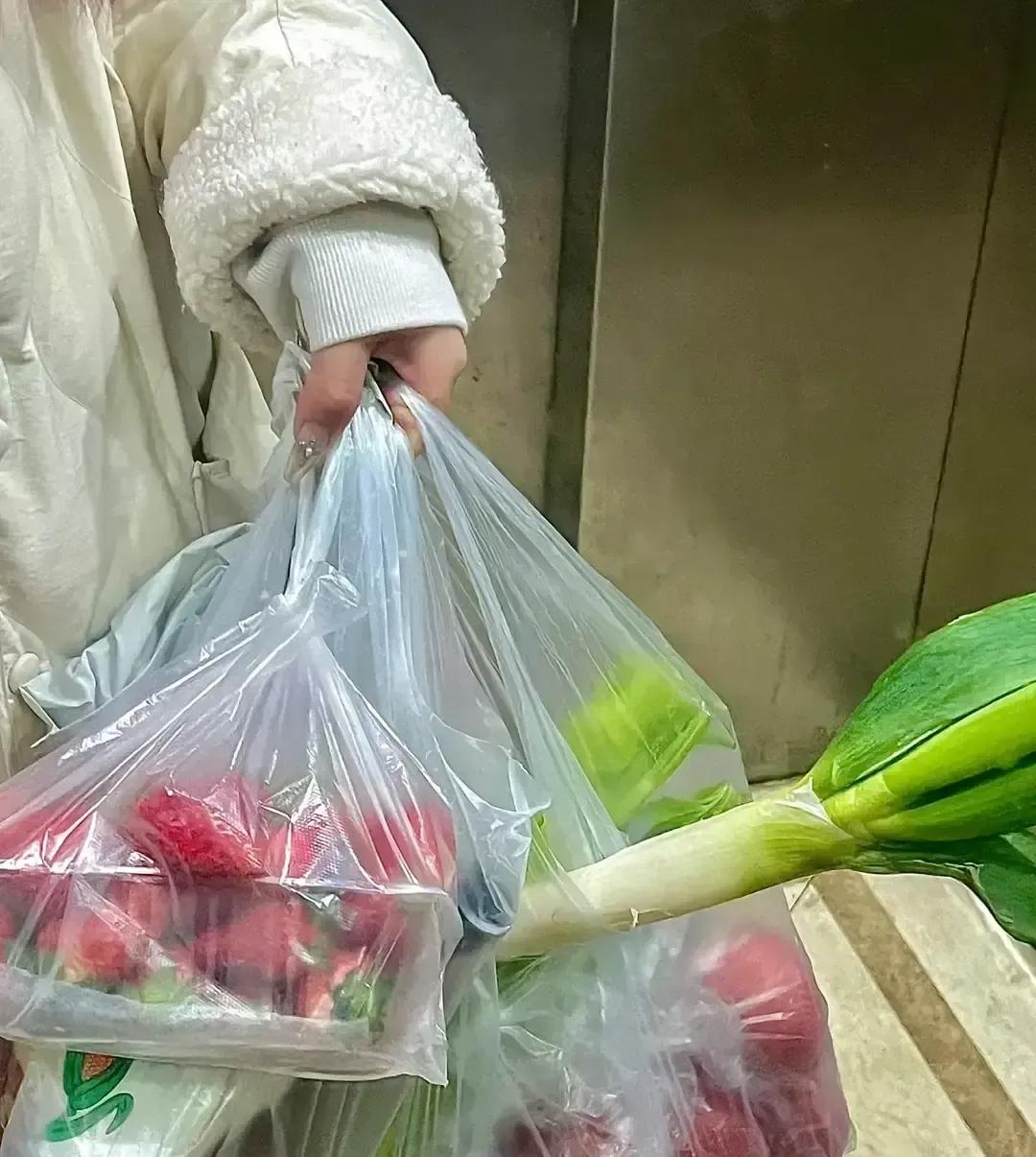 小叔子第一次带女友回家，婆婆递过去一个200块的红包，女孩当面拆开，脸色一沉，把