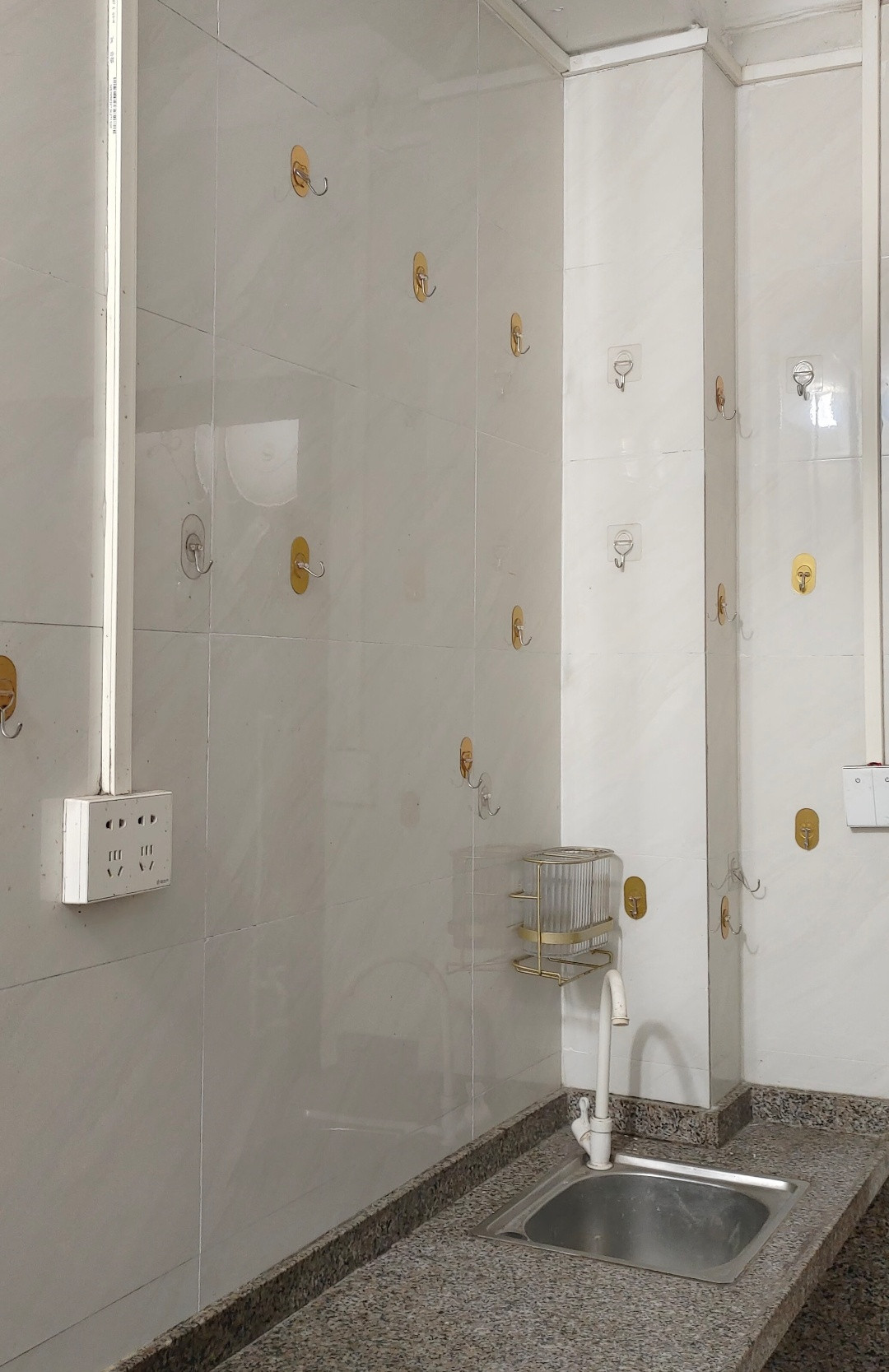 这些粘钩都能粘住一直不掉也是厉害，我粘几个掉几个