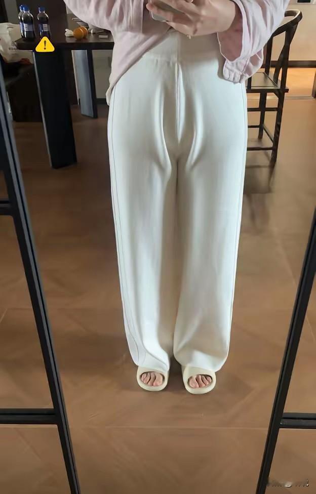 这裤子像话吗？怎么穿的出去，版型也太差了