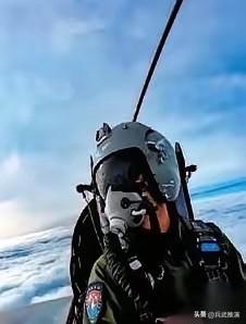 刷到一个新闻，后背瞬间就炸毛了。咱们的飞行员在天上执行任务，一个人遇上了多架