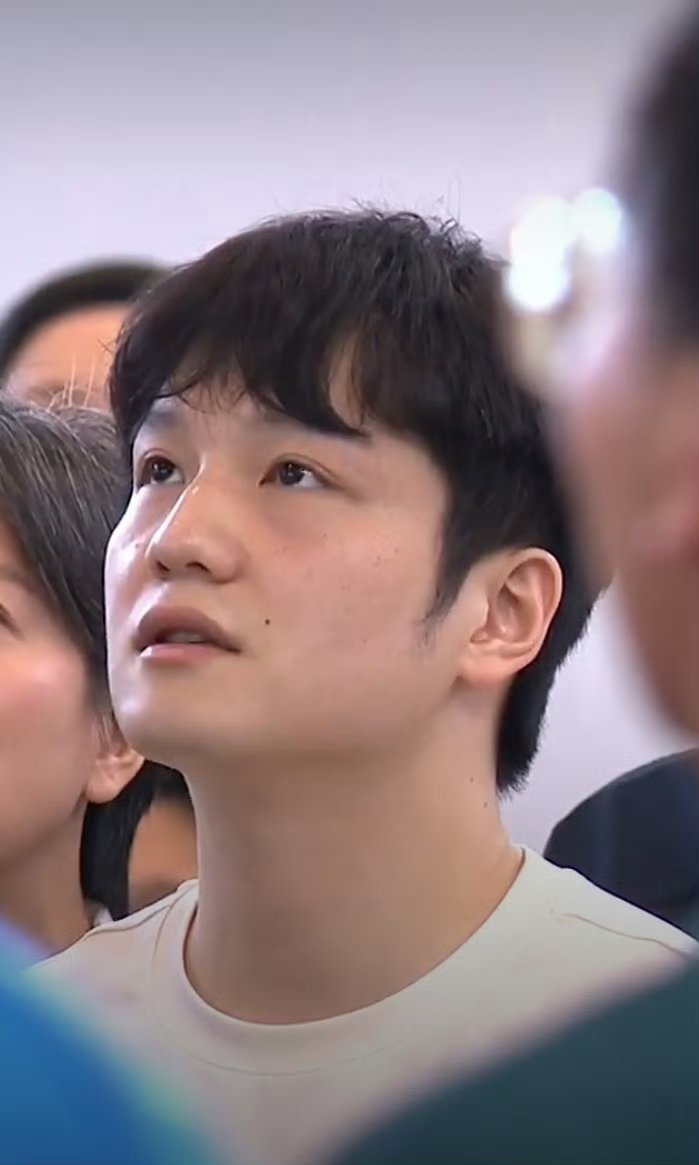樊振东上海活动真的非常乖巧，萌萌的
