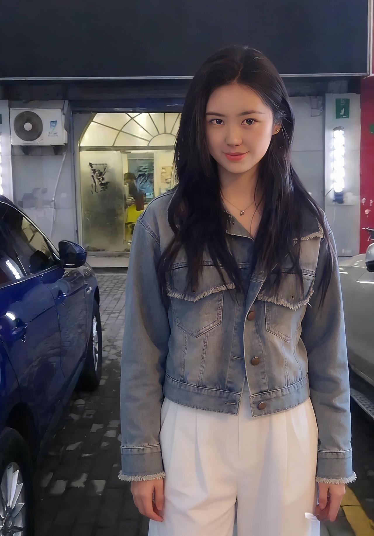 白裤蓝衣立街旁，眸底星河未肯藏。莫道市廛无绝色，一颦可压九衢光。