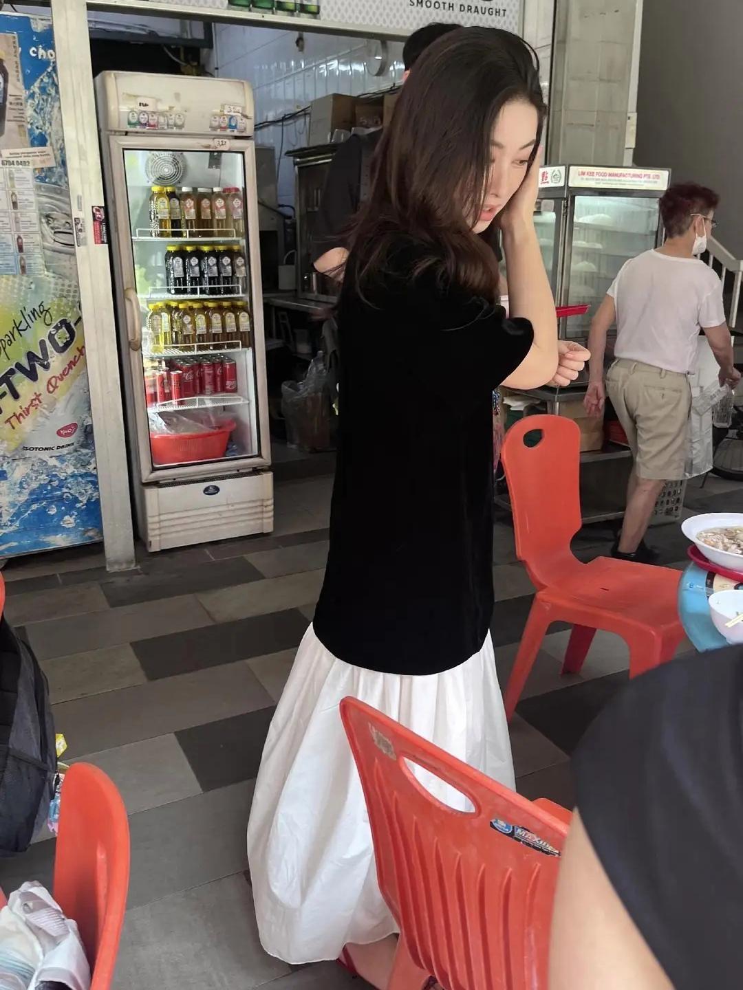 朱珠在新加坡吃大排档被偶遇，好美好温柔，这气质简直无敌了！