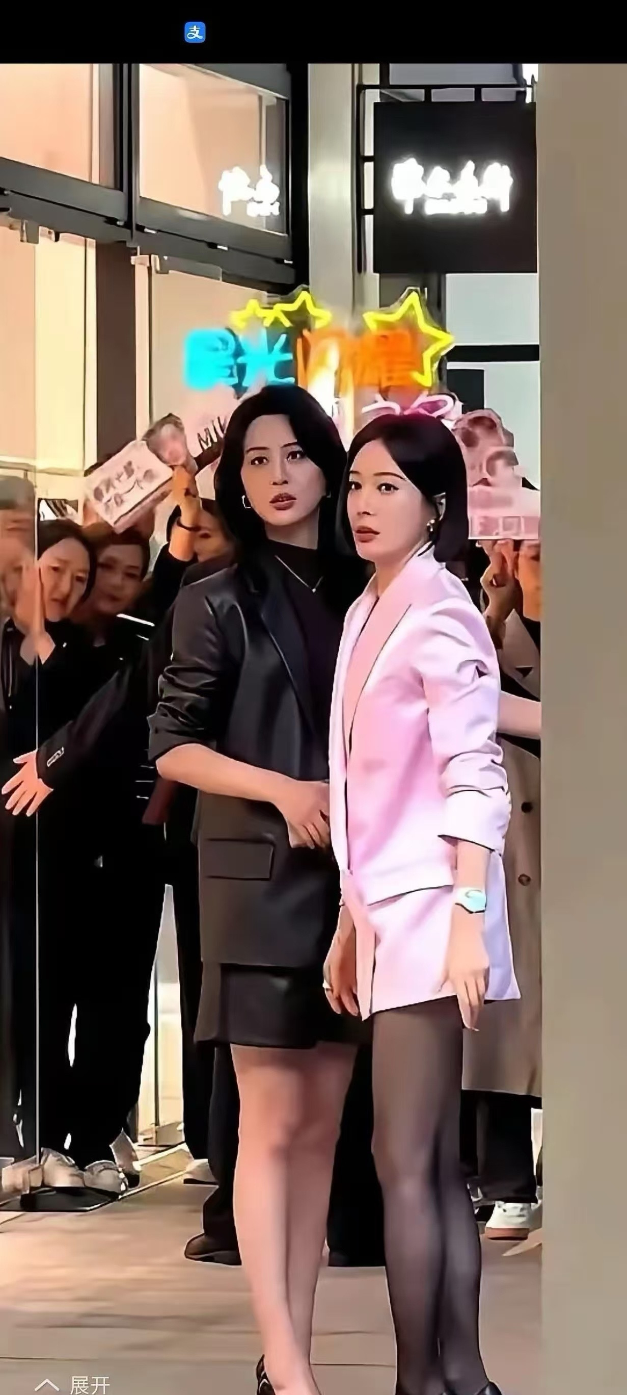 不懂就问，秦岚我认识，旁边那个高个美女是谁！