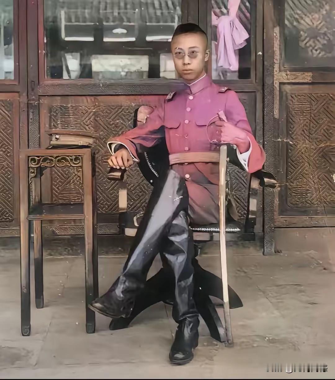 溥仪穿上这身衣服，再留这样一个头型，再戴上这样一副眼镜，再拿着一把这样的刀，看起