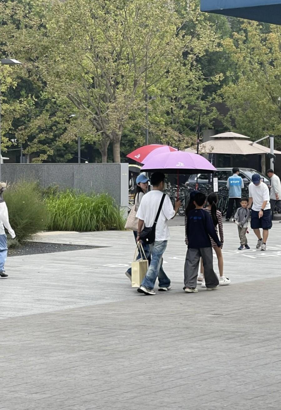 9月26日，董璇与小酒窝在阿那亚被偶遇，小酒窝个子长高了，董璇侧面看是纸片身材，