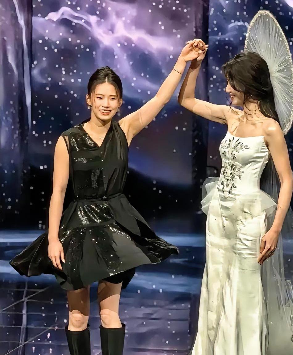 刷到陈芋汐微博之夜的生图，我得承认，第一眼真没认出来。她穿了条黑色长裙，