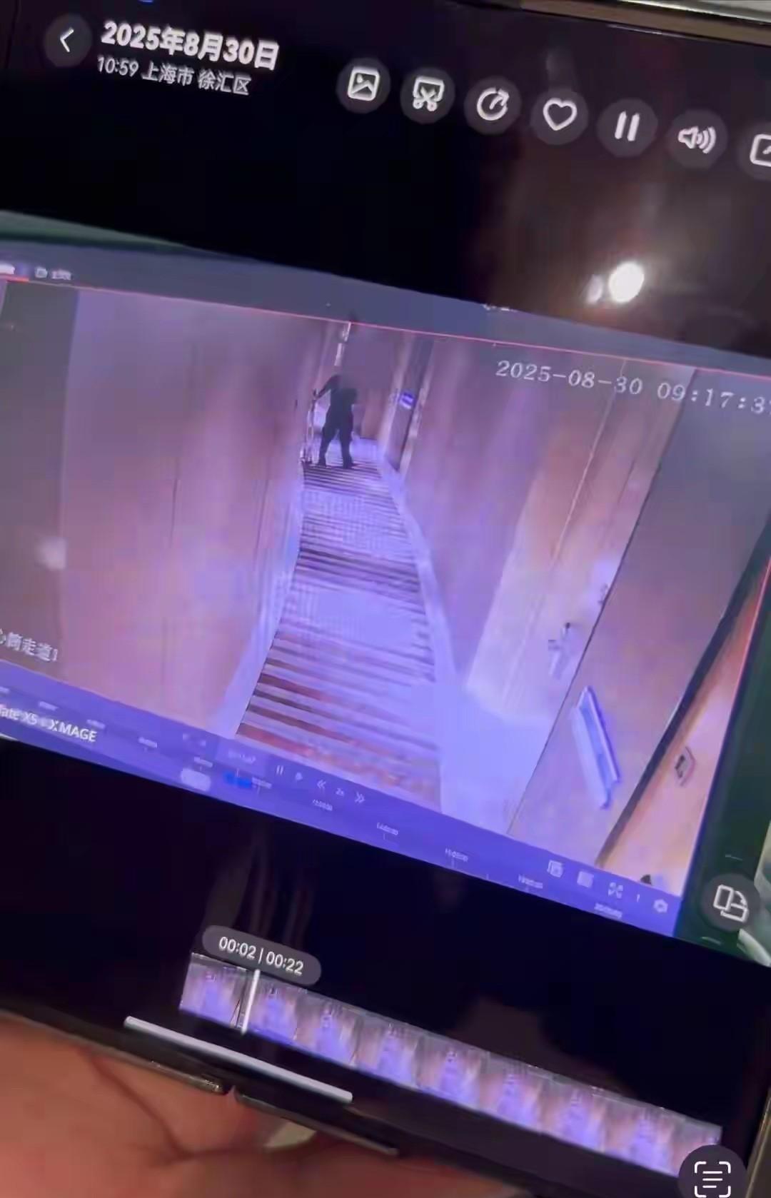 上海，女子花670元入住一家豪华型酒店的双床房，第二天早上，女子一丝不挂在被窝里