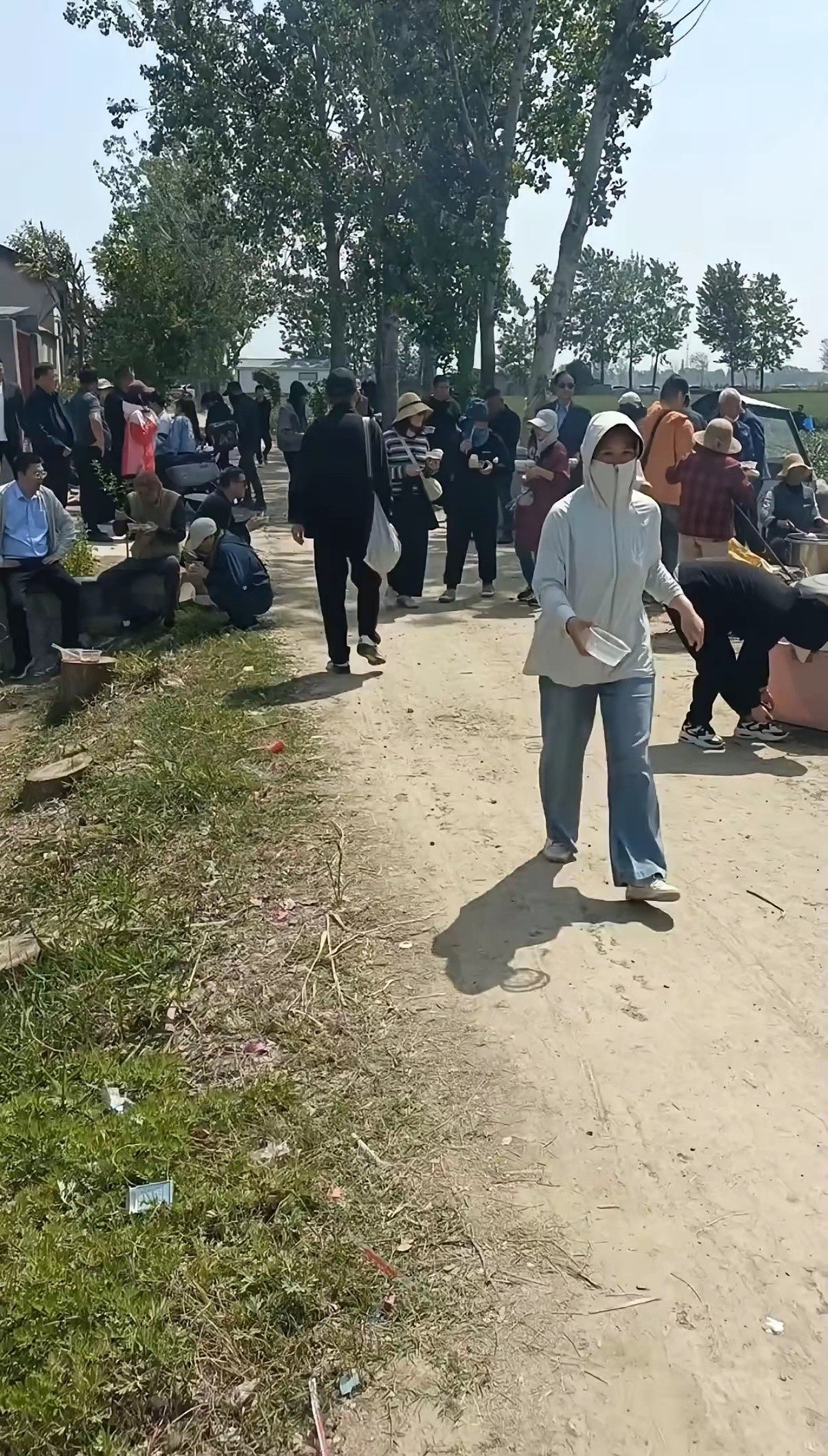 “免费采摘，地里的蒜薹随便拿，锅里的午饭随便扒”，江苏徐州的马先生是当地的种蒜大