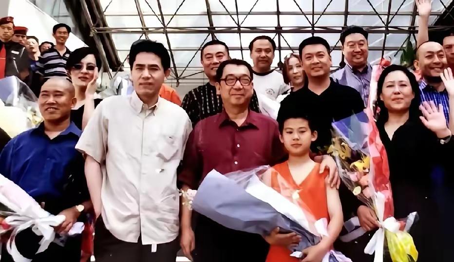 这张照片是电视剧《大宅门》主创人员及演员在2001年的合影：我只认出了风度翩