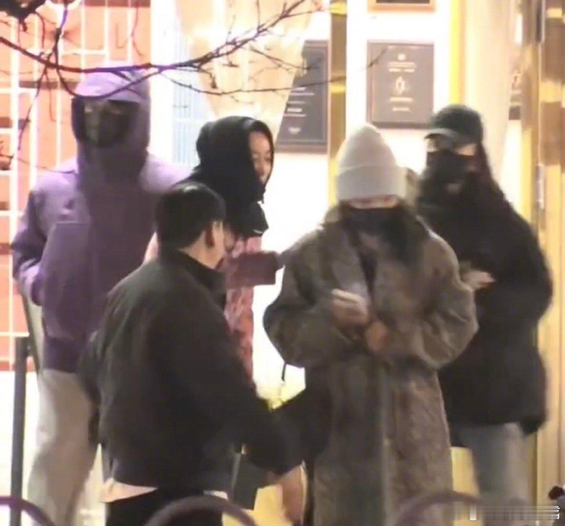 那英cos鸡妈妈那英私服cos鸡妈妈【《花少》众人聚餐，那英私服cos鸡妈妈】这