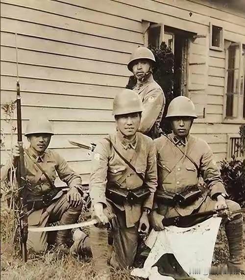 1943年，一铜匠被鬼子抓去搬弹药。鸡贼的铜匠每次趁鬼子不注意，扛着弹药箱偷摸