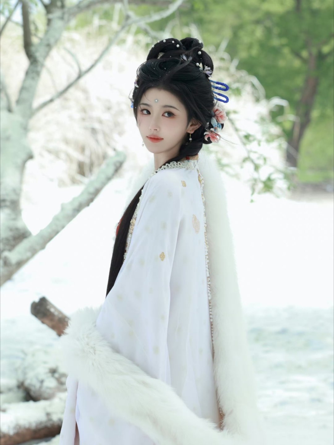 孔雪儿谁说内娱爱豆不会演戏的三年连拍18部作品，从客串配角逐步晋升至女二，用心