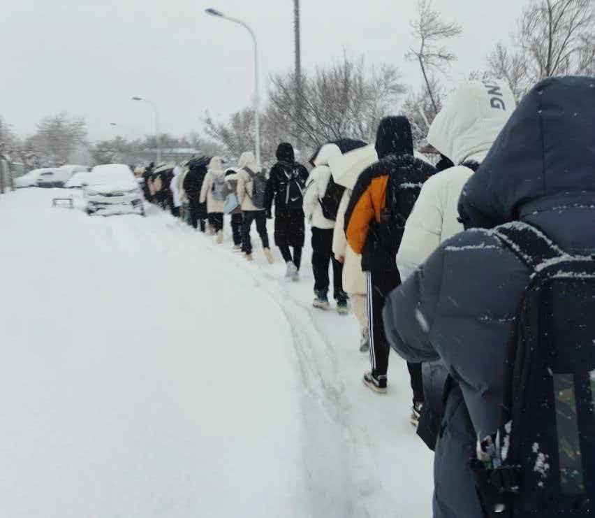 年轻人为何迷上折扣羽绒服？这个冬天，寒风依旧刺骨，但年轻人对羽绒服的选择却悄悄