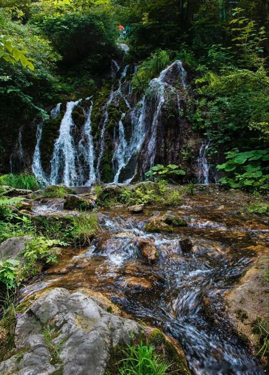 河南藏着一处小众秘境，被本地人称作省内小马尔代夫。万亩竹海连绵，大大小小连环瀑布