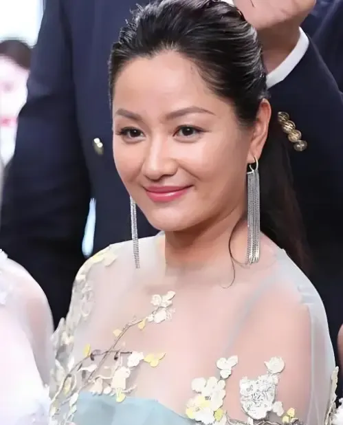 1998年，瞿颖与李亚鹏恋爱，张艺谋苦口婆心地劝说：“小瞿你小心点，他只是看中了你的名气！”可瞿颖不
