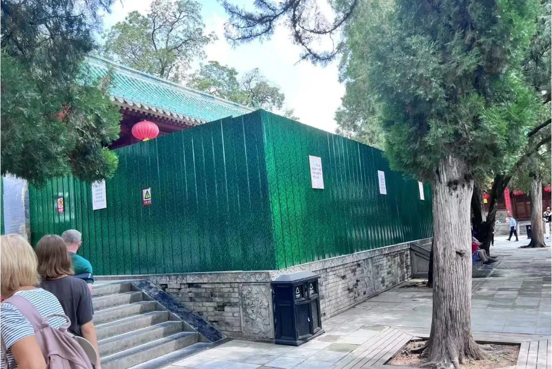 释永信被抓后，少林寺的方丈室被用铁皮围起来，与外隔绝。至于方丈室有什么，秘密不