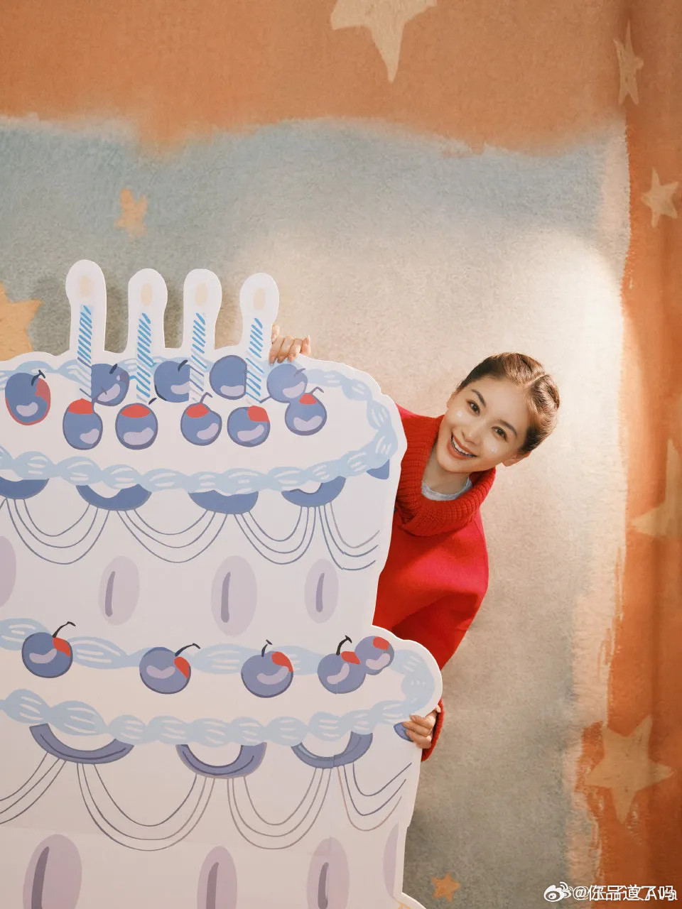 王子文39岁生日晒的照片也太嫩了吧！穿件红衣，头发盘起来，看着跟小姑娘似的，哪儿