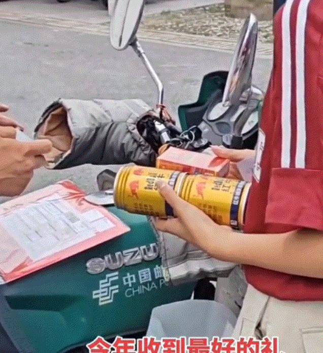 一快递员为女生送来高考录取通知书，而女生下来拿通知书时，为了分享自己这份金榜题名