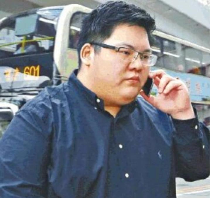 向太恐怕怎么也没想到，38岁罕见露面的向佑如今大变样！曾经那个或许有些“不羁”的