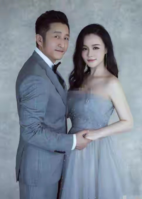 一边哭穷卖惨，一边海外度假！邹市明夫妇被扒，终步入闫学晶后尘