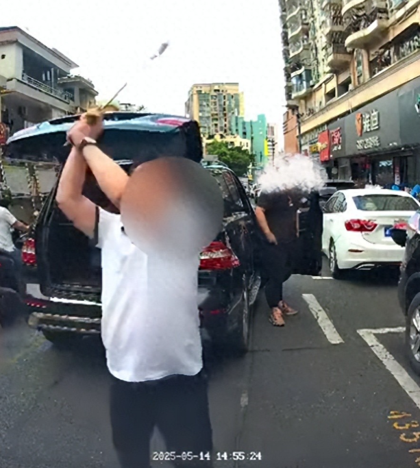 东莞奔驰男“求锤得锤”！5月24日东莞警方的通报大快人心！那个挥舞高尔夫球杆砸车