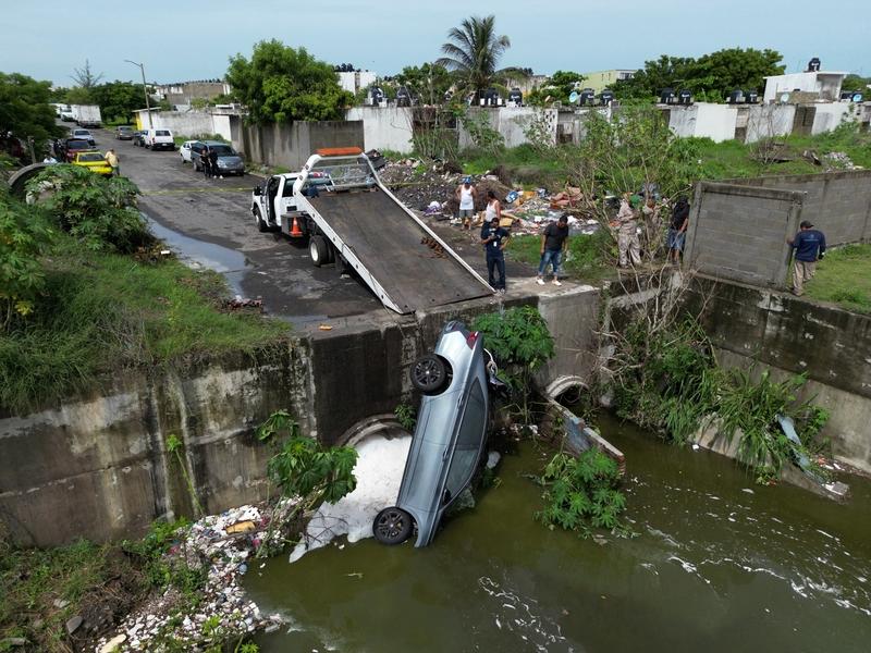 12月13日下午，广东江门鹤山古劳镇发生一起痛心的悲剧。一家五口广州游客驾车游玩
