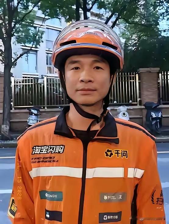 潘兆斌这人，42岁，在上海跑外卖。7月9号那天，他正骑车赶单子，站长一个电话打进