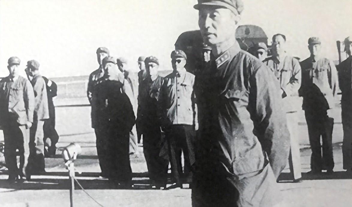 1975年张爱萍遭遇困境，粟裕因病托人转达话语：赶紧找“老鬼”，他或许能帮你脱险