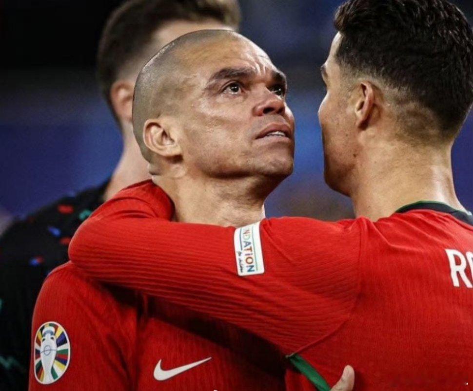 皇马旧将佩佩爆了一个料。2017年夏天，他准备离开皇马。C罗苦苦劝他别走。C罗甚