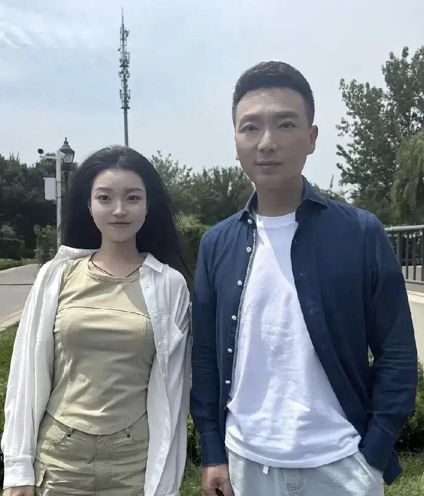 荧幕里稳重的康辉在现实中，看起来挺阳光大气的，他的素颜照挺扛的住生图，其实他从来