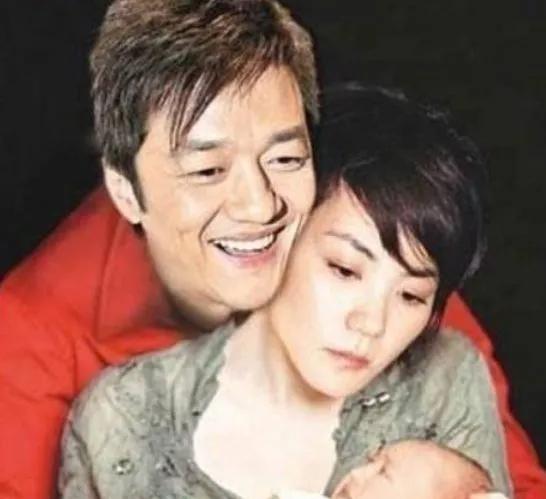 2005年，王菲怀孕4个月的时候，医生告诉她：“这个孩子有可能是兔唇。”李亚鹏问