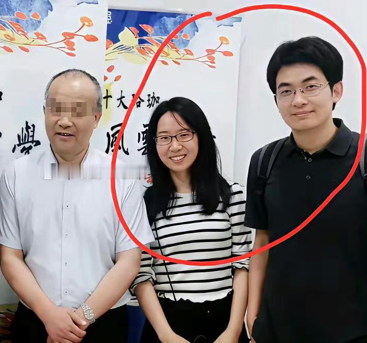 付磊教授一看书卷气很浓，就是个搞学问的样子。再看看和他合影的曾梦琦，不管是长相气