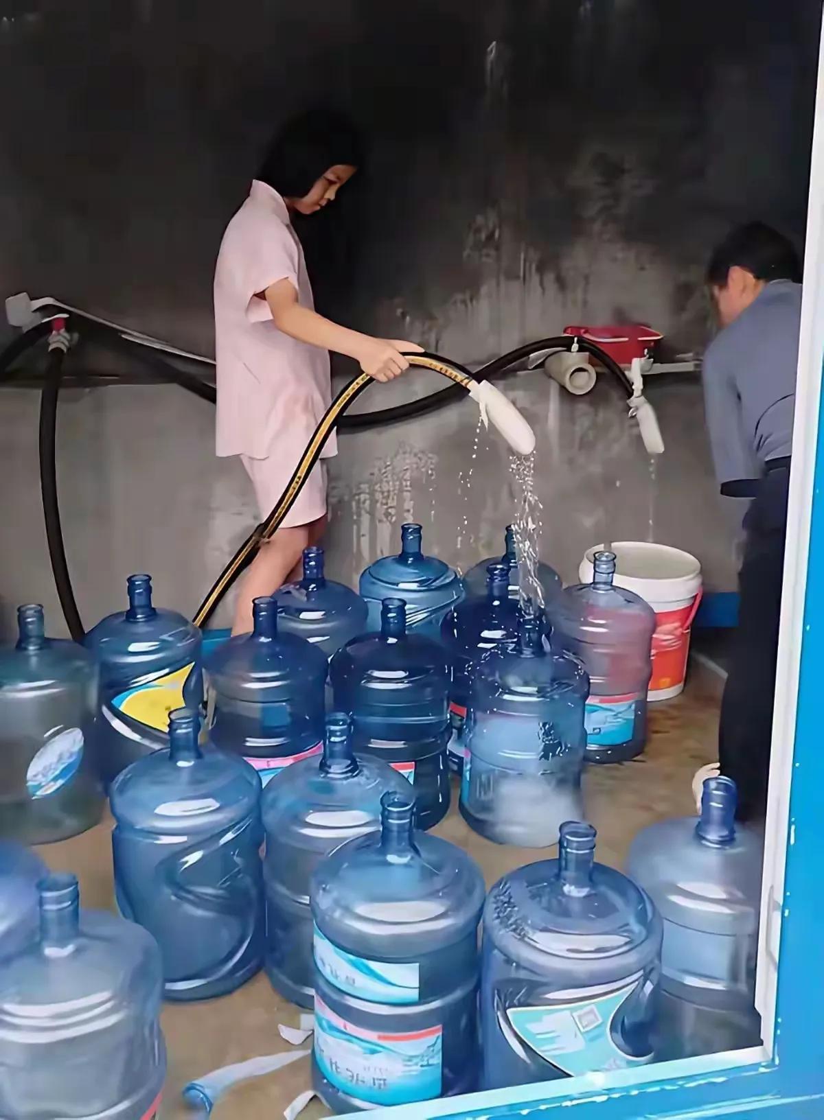 一个水龙头富了一家人，却害了千万个家庭。桶装水打假，任重而道远。打假不能只热