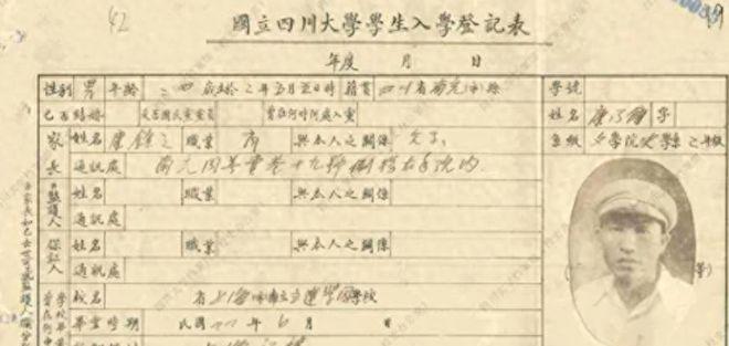 1951年，国民党女特务王化琴，被解放军战士押上刑场准备枪毙。灰蒙蒙的天压着