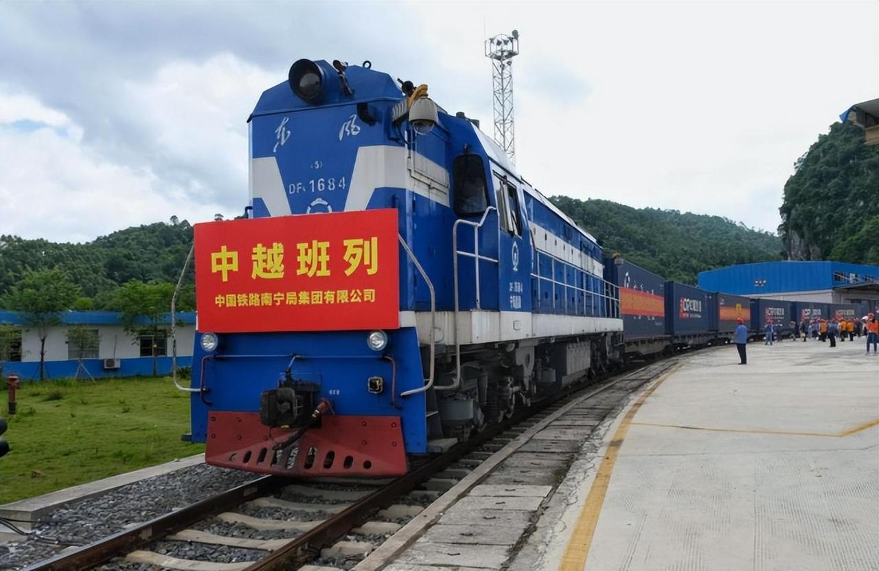 越南国会近日批准为老街至海防的跨境铁路追加约30亿美元投资，项目总造价推升至11