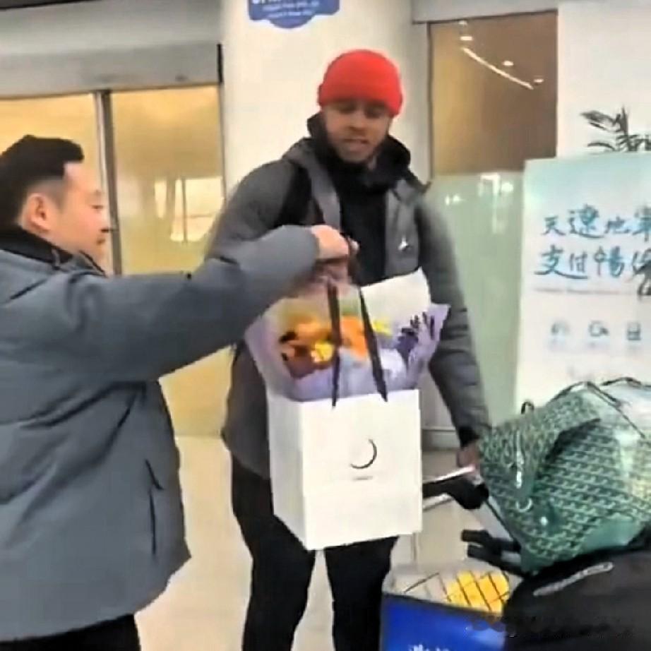 辽宁男篮第五外援亨特秘密抵达沈阳，他堪称萨姆纳“克星”，知根知底，主场打广东队就