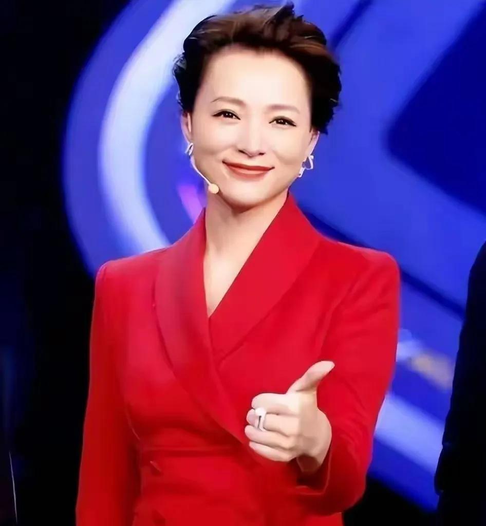 董卿消失后再现！曾因夫成老赖口碑受损，现在却判若两人？看到董卿的眼神，我心都