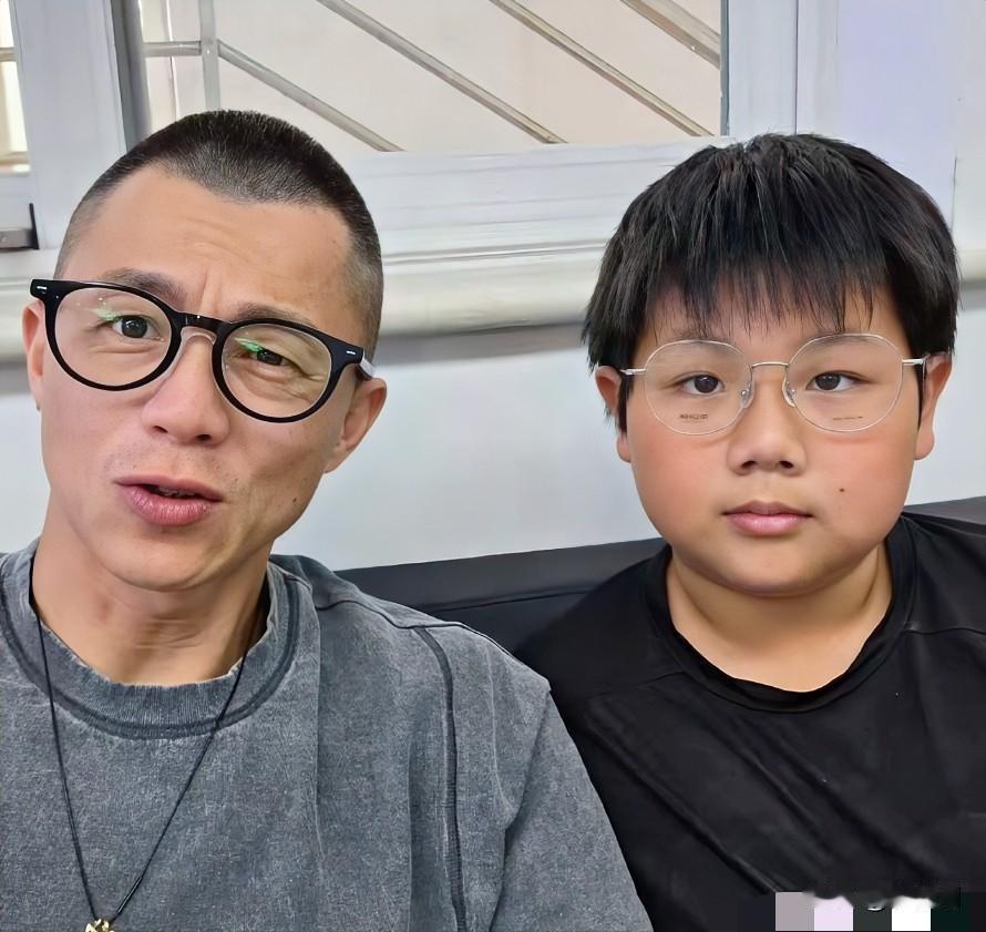 现在最崩溃的应该是陈震老婆吧怎么也没想到自己和孩子还在美国潇洒，陈震却塌