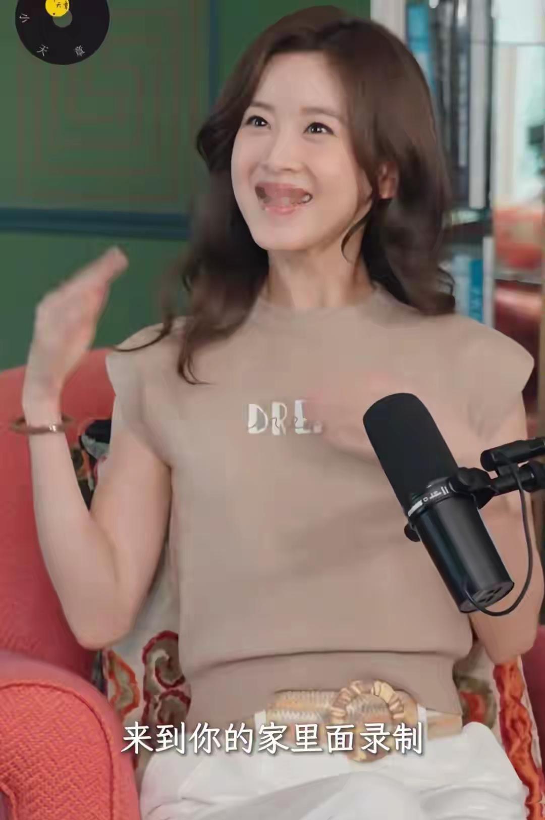 她一开口，全场就盯着她的手看。不是因为内容，而是因为那些不自然的手势。像在表