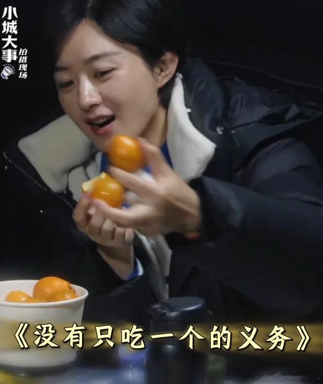 赵丽颖没有只吃一个的义务近日，有片场花絮曝光赵丽颖在片场的可爱吃货瞬间。黄晓明