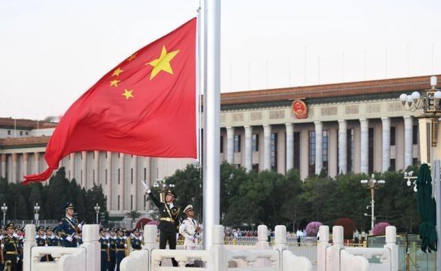 假如美国轰然崩溃，中国还要跟谁争第一？说句不好听的，就算美国崩溃，中国也当不上世