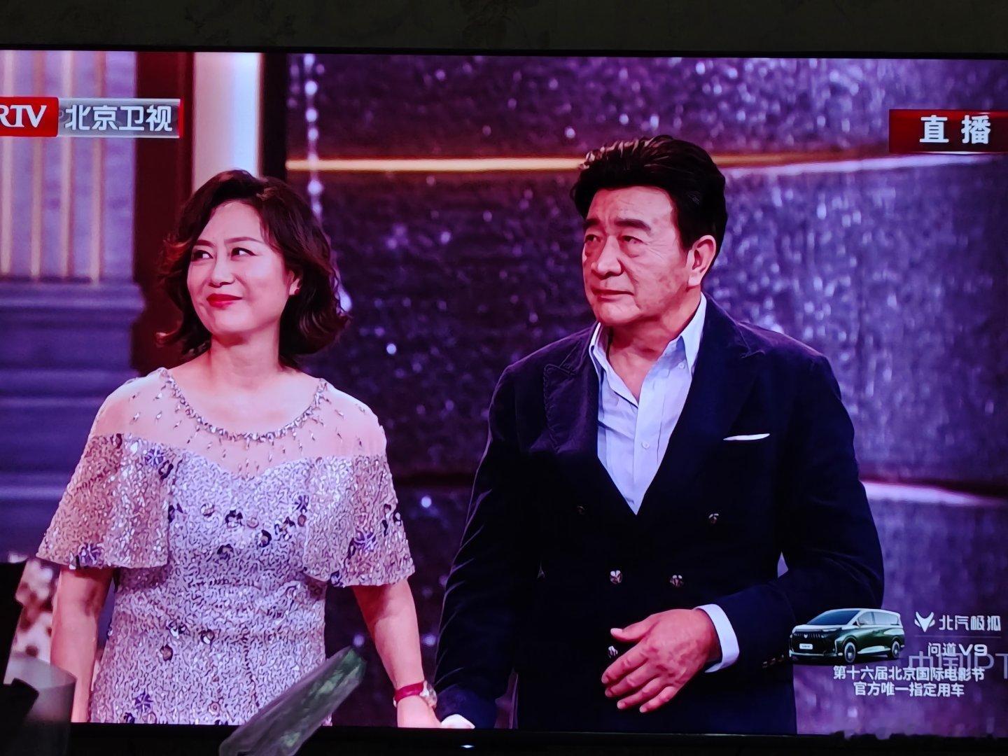 北影节邀请吴玉芳和老搭档，吴玉芳很美，看起来很年轻，几十年过去，岁月没在她身上留