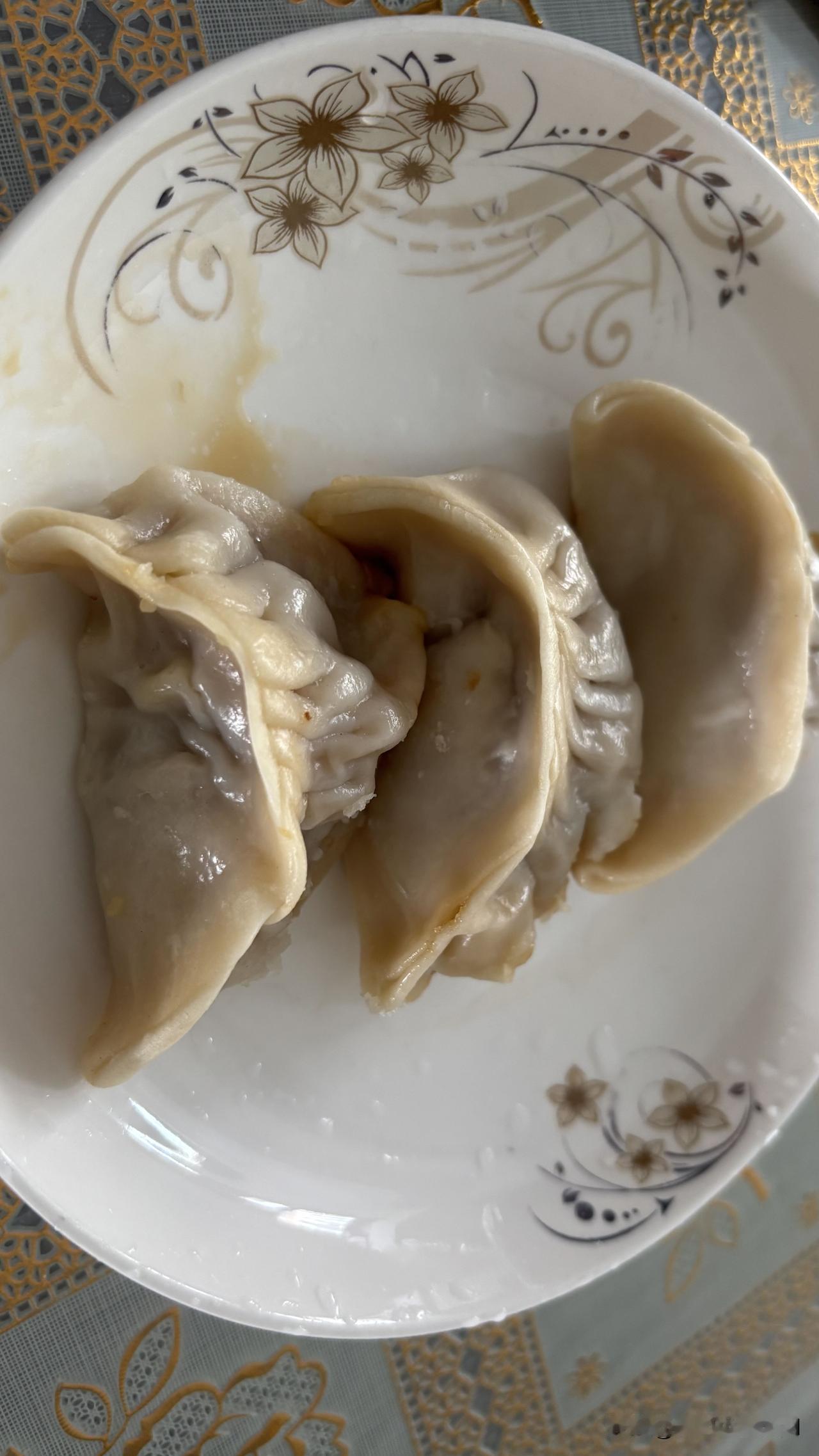 蒸饺、陈皮莲子红豆沙、汉堡包、茭白炒肉片、红烧带鱼、排骨玉米汤、、番茄炒蛋、炒刀