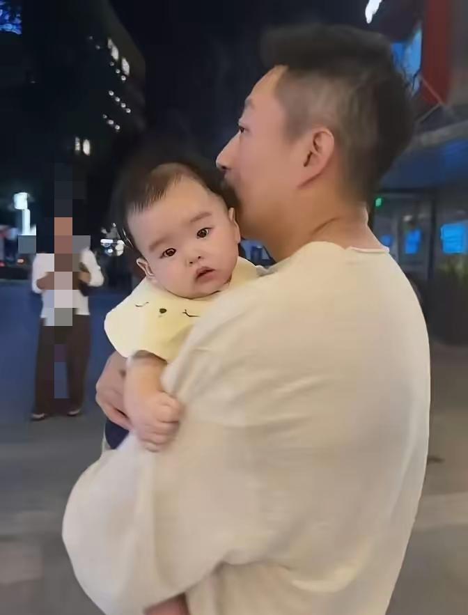 汪小菲怀抱五月龄汪宝外出散步，正脸曝光惹网友热议谁能想到一次寻常的户外散步，迅