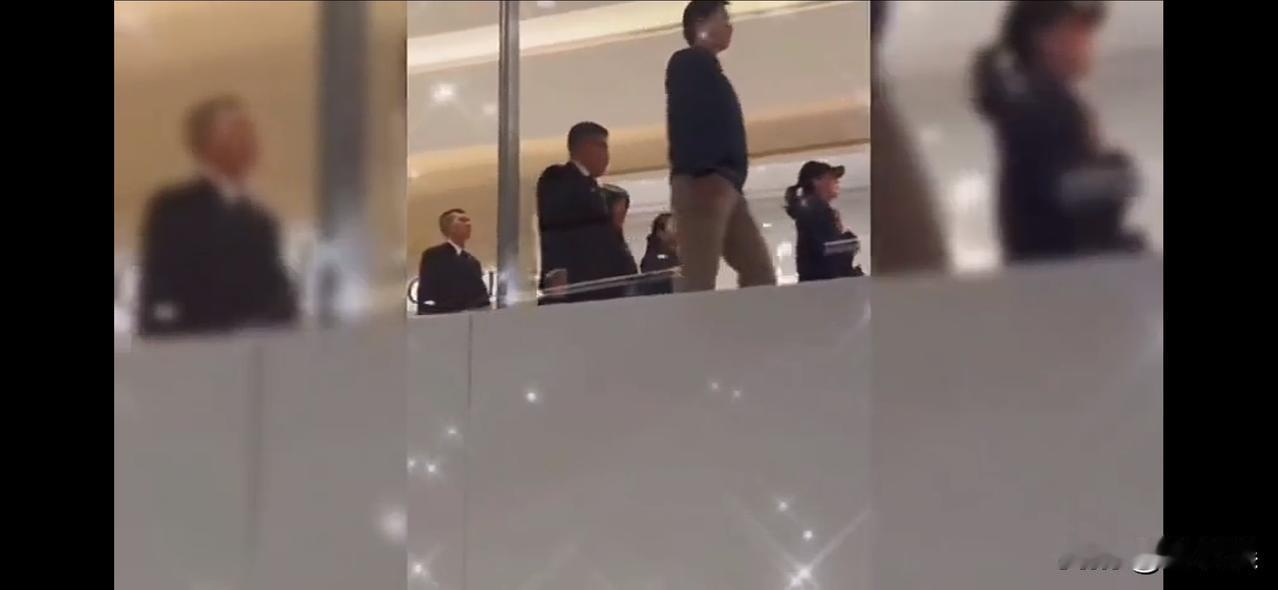 泰王后苏提达真是精力旺盛，出席活动之余，还出来逛商场。16号，有网友拍到的苏提