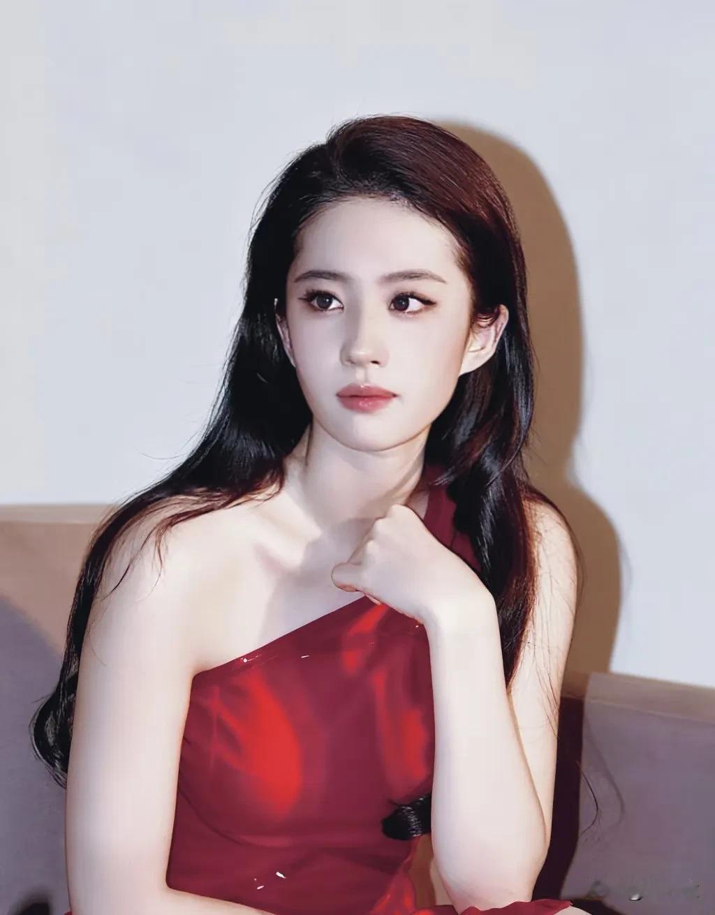 刘亦菲真人到底有多漂亮，有网友评论说；我在洛杉矶餐厅偶遇过她一次，真的惊为天人。