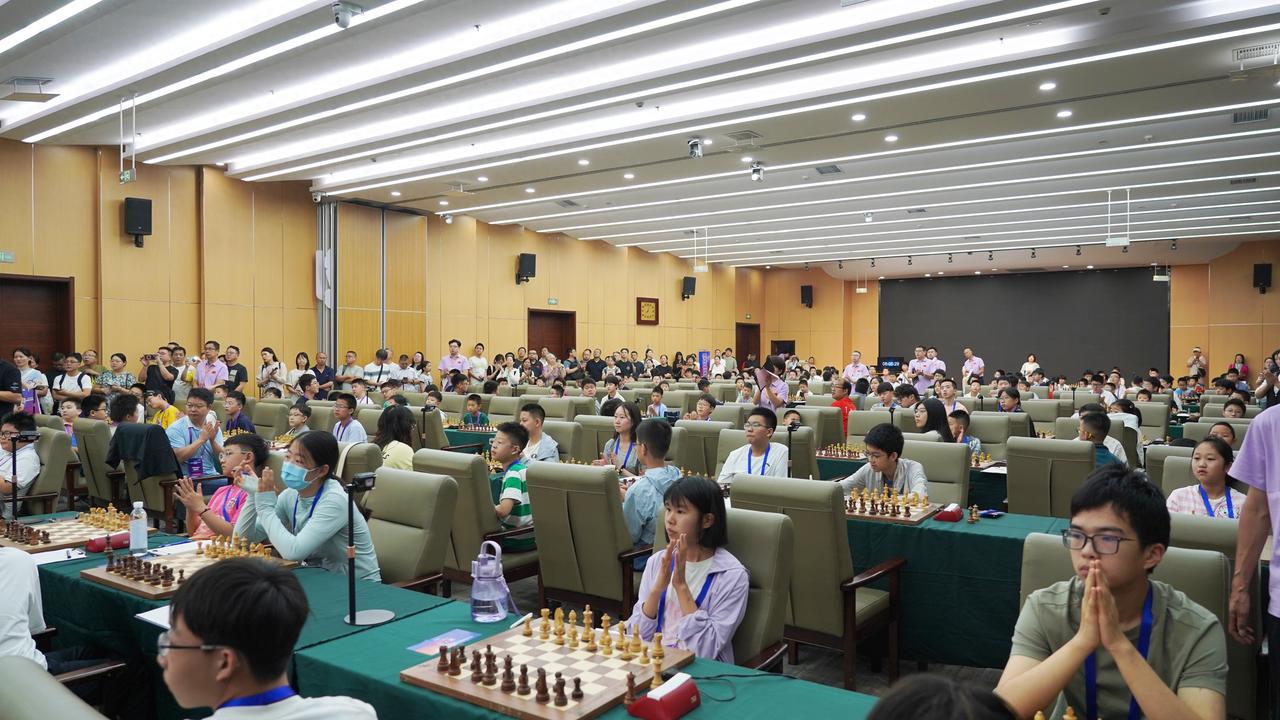聊城棋协大师赛624名棋手参赛，赵晨曦8胜1和不败夺冠，青少年棋手大