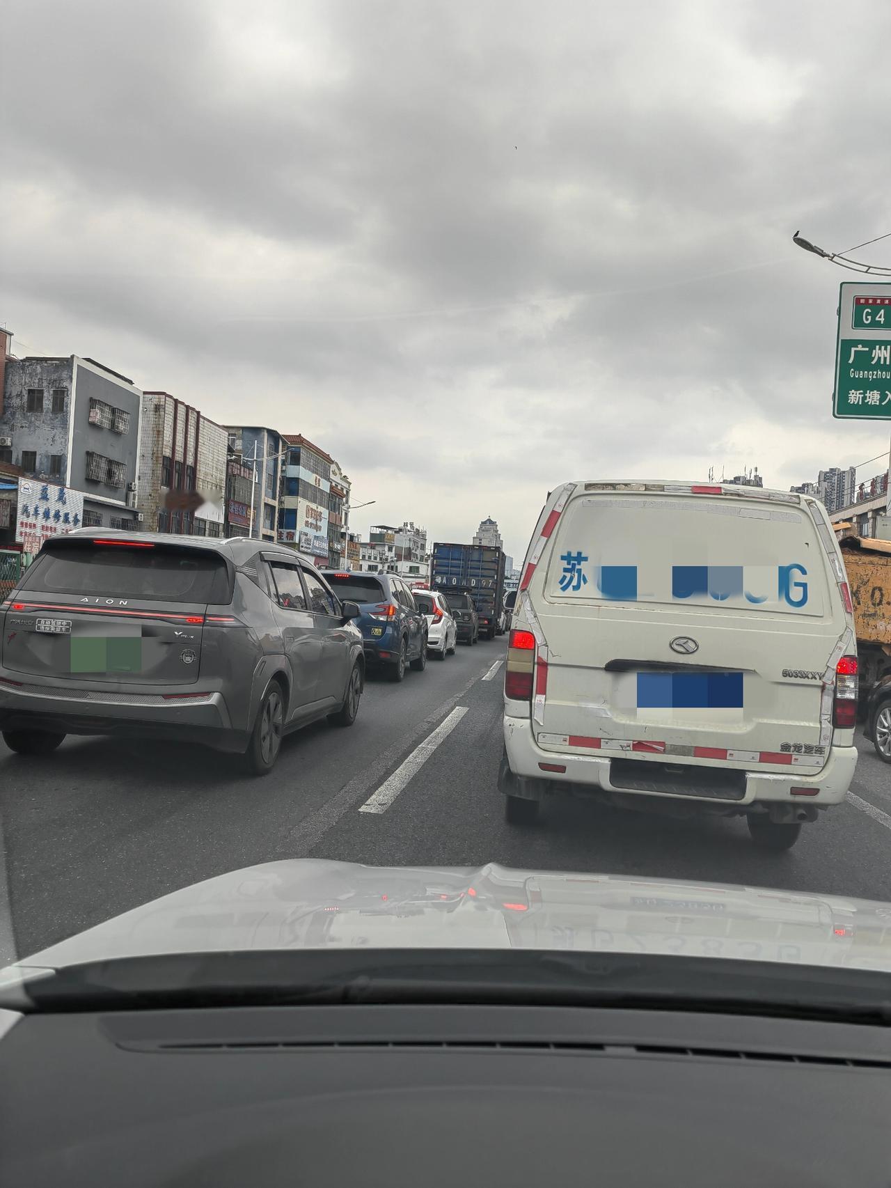 来个你们感兴趣的广州新塘广深公路，无论是否上班时间，这里永远堵车，走广园也是如此